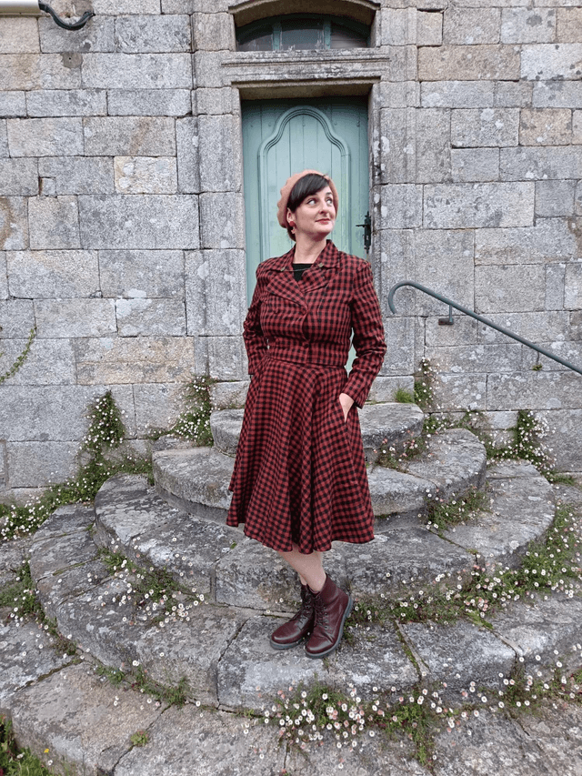 Veste courte en laine rouille et noire 